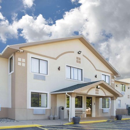 Super 8 By Wyndham Howe Esterno foto