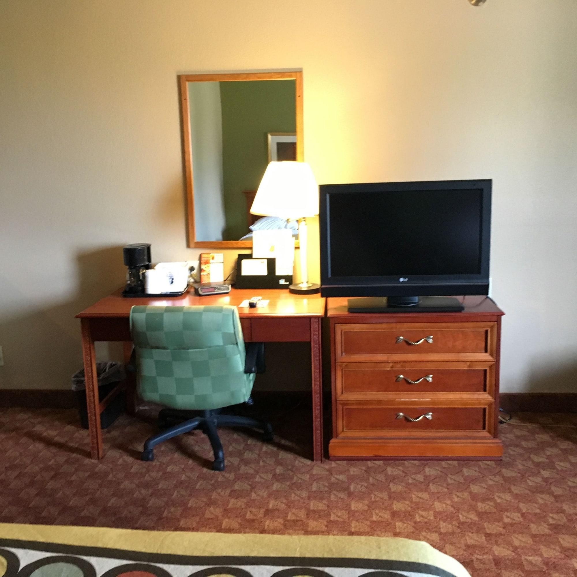 Super 8 By Wyndham Howe Esterno foto