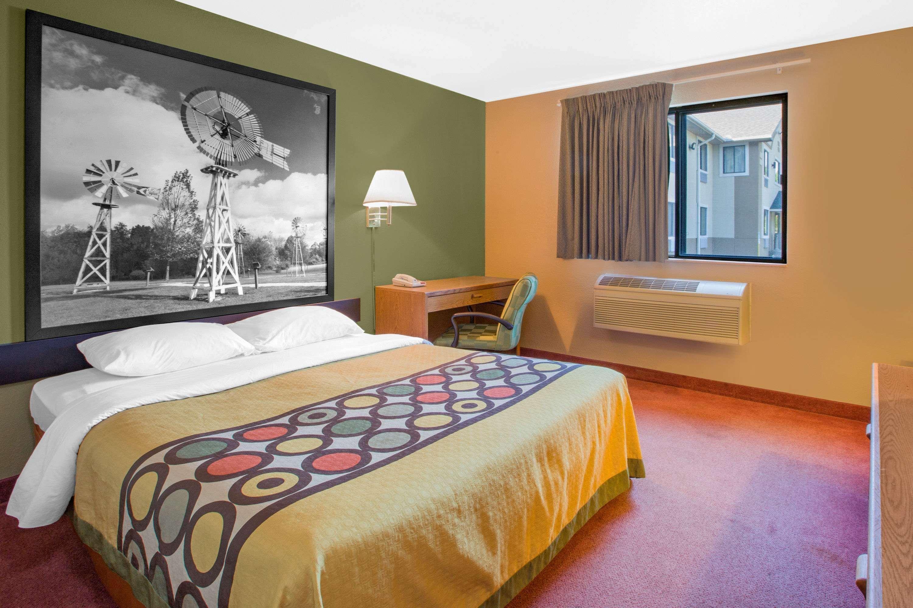 Super 8 By Wyndham Howe Esterno foto