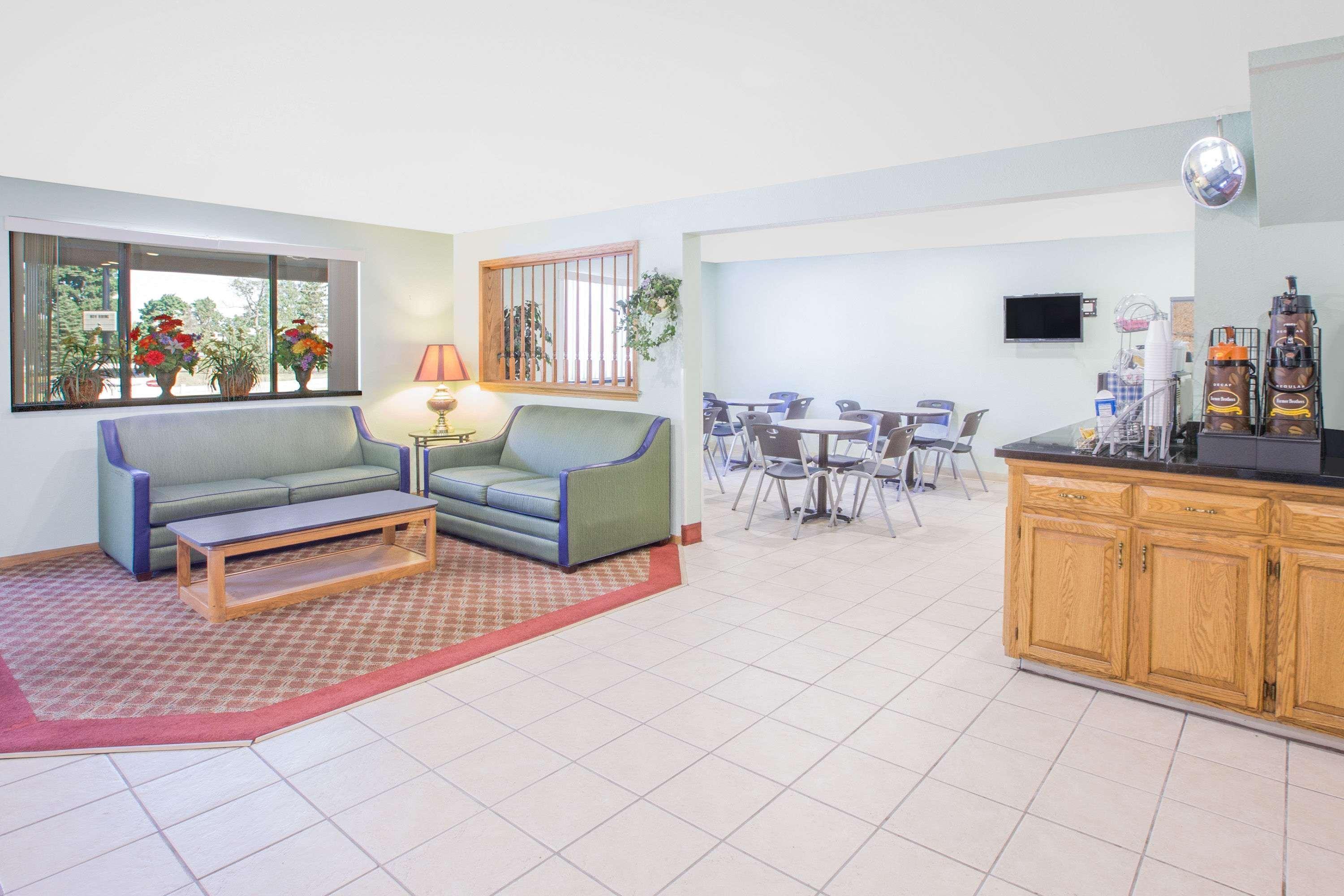 Super 8 By Wyndham Howe Esterno foto