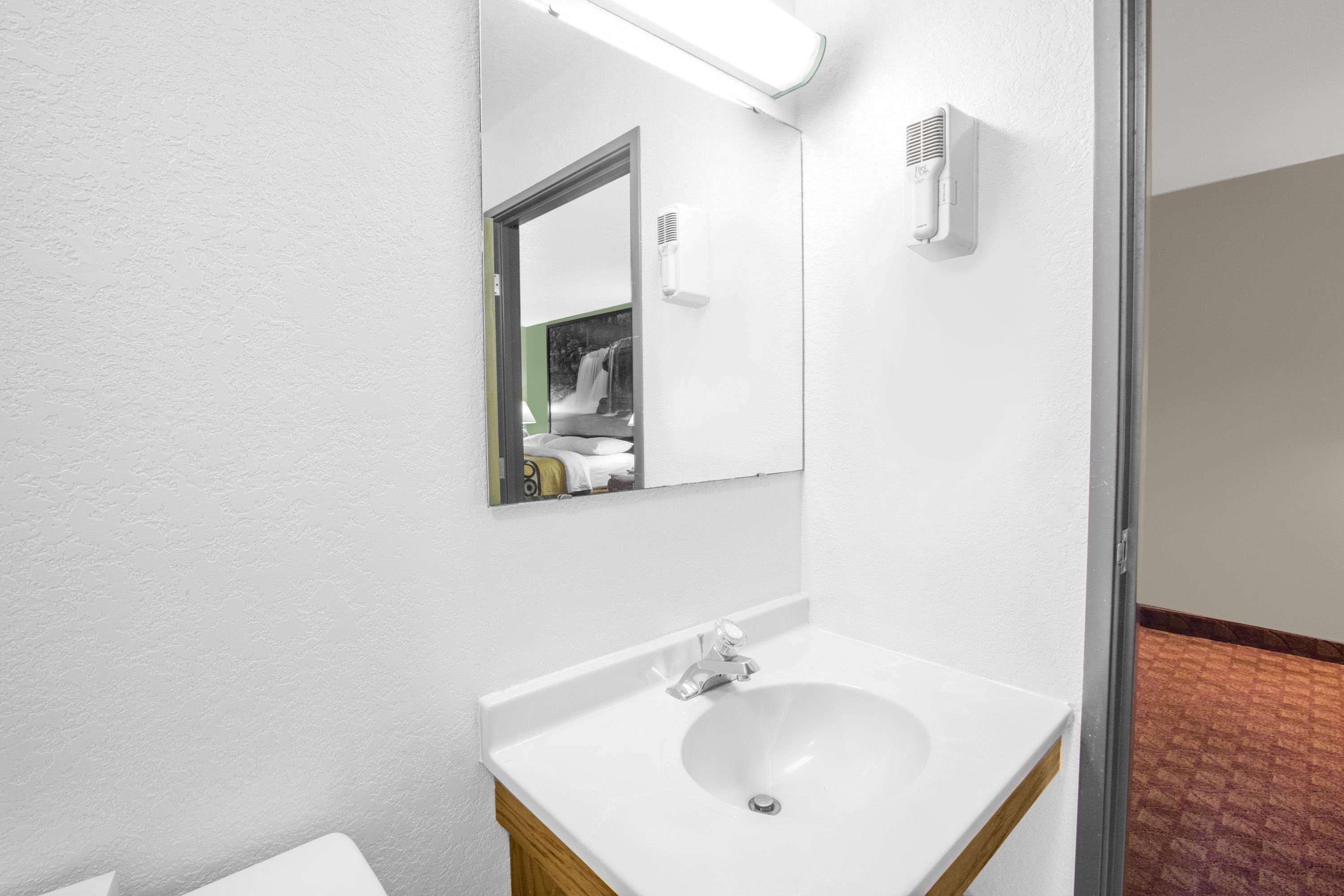 Super 8 By Wyndham Howe Esterno foto