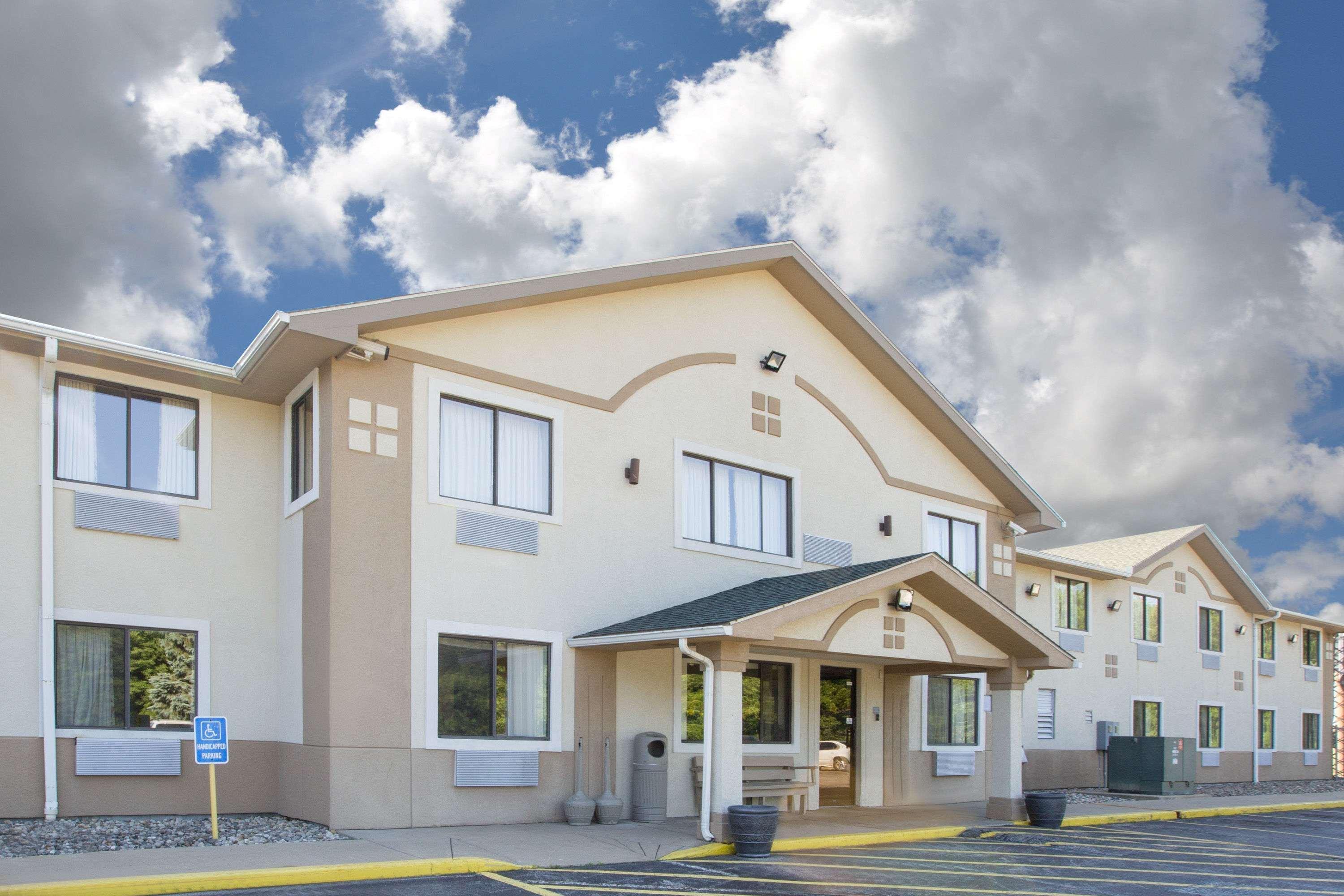 Super 8 By Wyndham Howe Esterno foto
