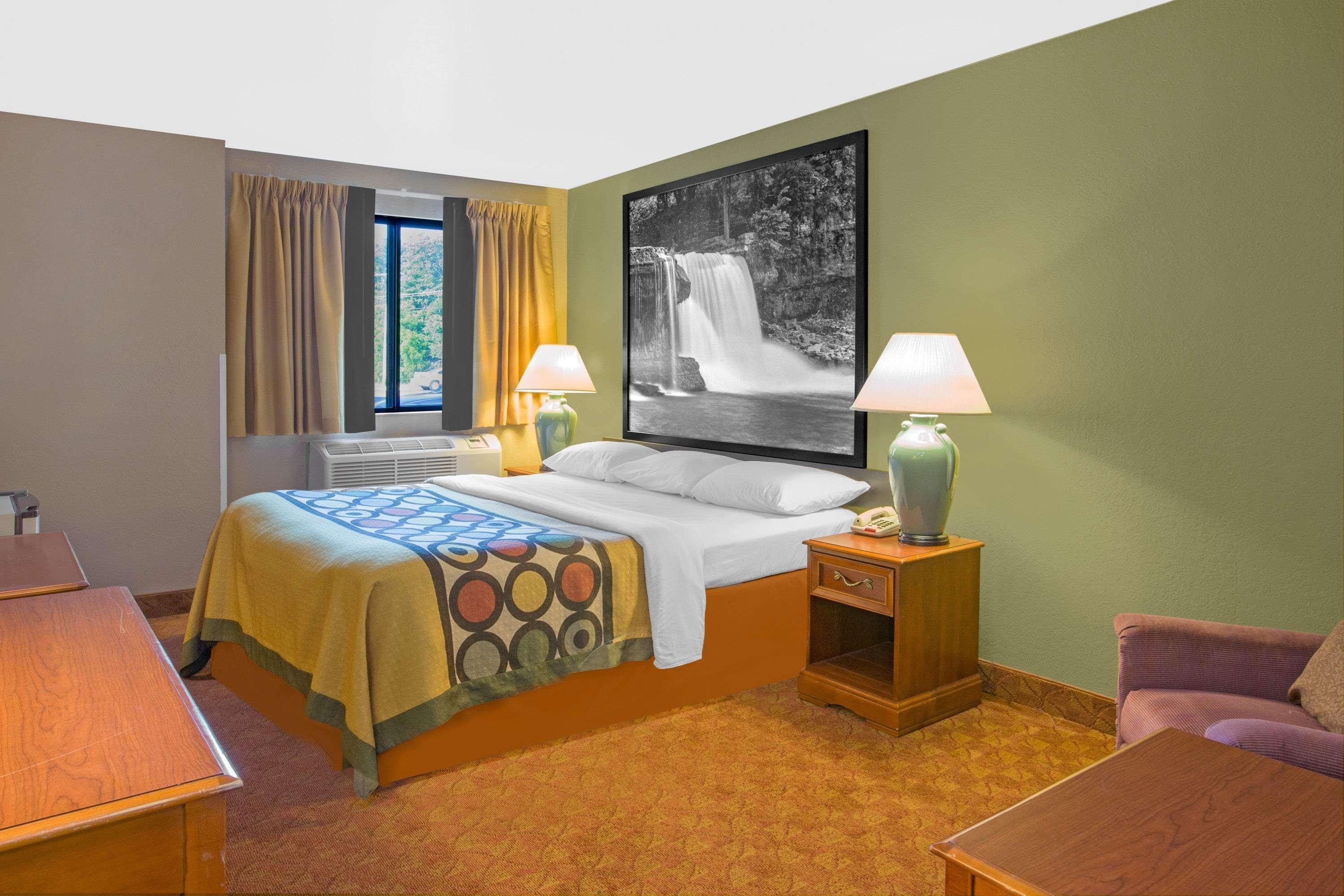 Super 8 By Wyndham Howe Esterno foto
