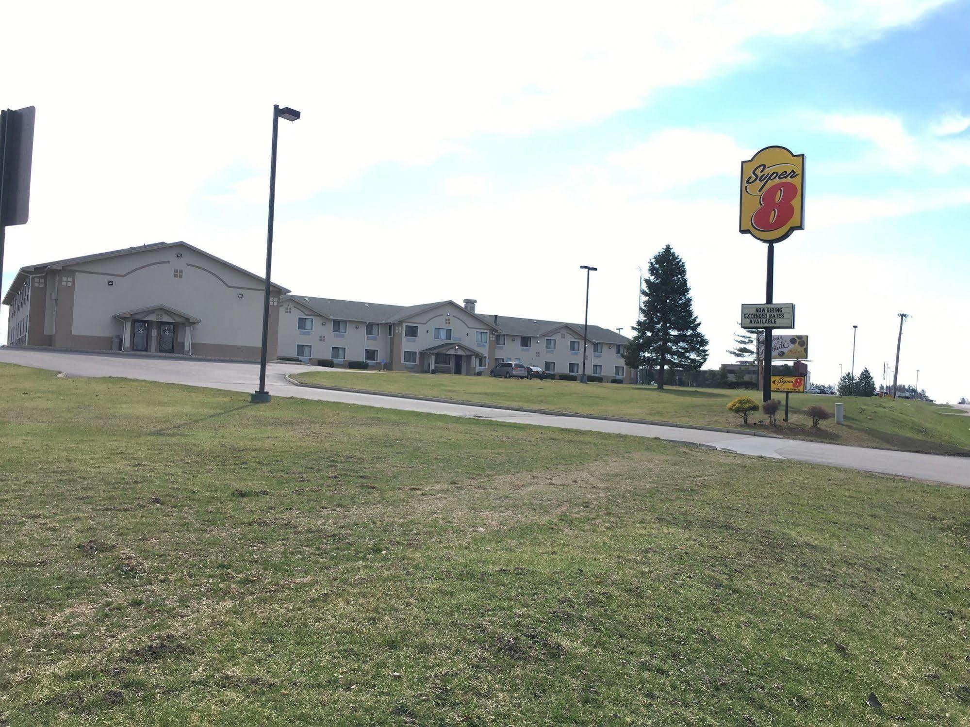 Super 8 By Wyndham Howe Esterno foto