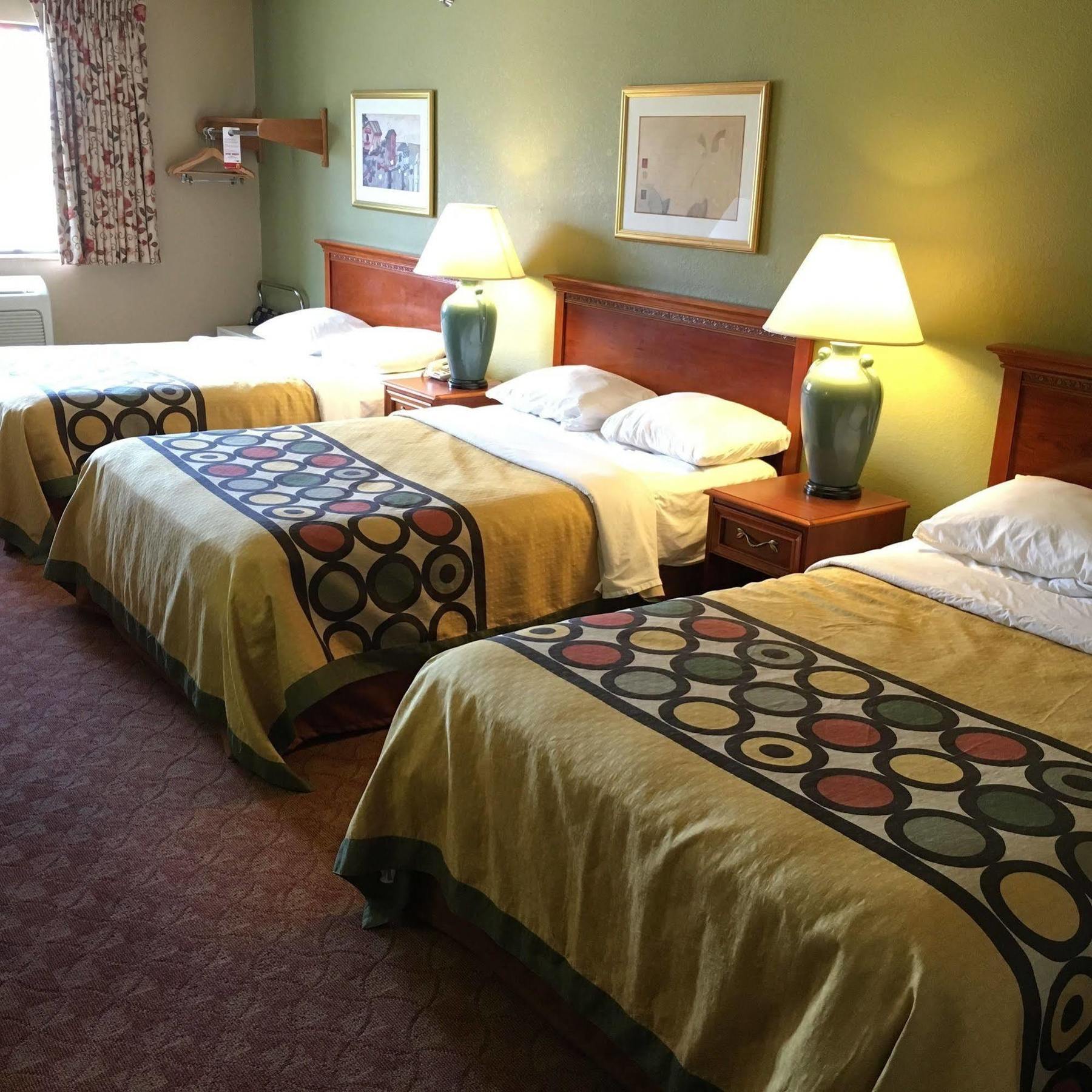 Super 8 By Wyndham Howe Esterno foto